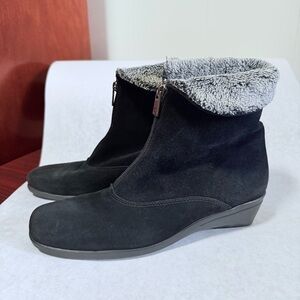 La CANADIENNE Black Suede, Winter Waterproof Boots, Gray Trim/Lining Size 8